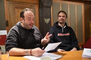 Regisseur Florian Rexer erläutert die Details, Darsteller Alexandre Pelichet (spielt Jonathan Brewster) hört aufmerksam zu. (Bild: Rita Kohn)