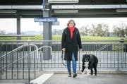 Andrea Gerster geht Gassi mit Laurin, dem Hund ihrer Tochter. (Bilder: Andrea Stalder)