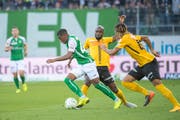 FC St.Gallen gegen YB am 11. November 2018 im Kybunpark: Dereck Kutesa (St.Gallen) gegen Nicolas Moumi Ngamaleu (YB) und Kevin Mbabu (YB). Fürs Spiel vom Sonntag ist Kutesa gesperrt. (Bild: Urs Bucher)