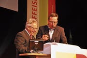 Theo Hitzig vom Duo Lapsus (rechts) übergibt Verwaltungsratspräsident Pius Eicher die Versammlungsführung. (Bild: Sabine Camedda)