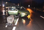 Die Fahrt dieses Autos endete am Samstagmorgen bei Weite in den Steinblöcken. (Bild: Kantonspolizei St.Gallen)