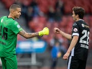Luganos Goalie Noam Baumann und Verteidiger Fulvio Sulmoni freuen sich über den Sieg im Letzigrund (Bild: KEYSTONE/ENNIO LEANZA)