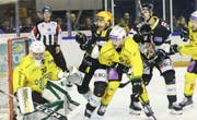 Das fünfte Playoff-Spiel gegen Ajoie war für die Thurgauer vor allem eine Abwehrschlacht. Goalie Nicola Aeberhard, Simon Seiler und Adam Rundqvist (von links) verteidigen gegen Ajoies Franko-Kanadier Philip-Michael Devos (Topskorer) und Jonathan Hazen. (Bild: Guillaume Hentzi/Photo Bist)