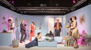 Die Premieren-Schauspieltruppe mit Dario Cantieni, Christoph Steuble, Sandra Janine-Peretti, Riccarda Gantenbein, Kevin Oeler (Kopf verdeckt), Robin Egloff, Jacqueline Rutzer und Sabine Kluser (von links) fesselte die Zuschauer von der ersten Minute an. (Bild: Urs Bucher)
