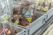 Verpackt: Hinter Zellophan warten die Osterhasen auf ihren Verkauf und Verzehr.