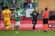 St. Gallens Torhüter Dejan Stojanovic sah in der 35. Minunte nach einer Notbremse rot. (KEYSTONE/Gian Ehrenzeller)