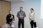 Im Namen der SP Vorderland überreicht Annegret Wigger dem neuen Präsidenten der SP Appenzell Ausserrhoden, Jens Weber, und dem abtretenden, Yves Noël Balmer, Präsente. (Bild: Alessia Pagani)