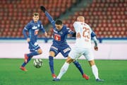 Dynamischer FCL-Offensivmann: Ruben Vargas (Mitte) gegen GC-Verteidiger Arlind Ajeti. (Bild: Martin Meienberger/Freshfocus (Zürich, 2. März 2019))