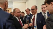 Leonz Eder stösst mit dem russischen Staatschef Wladimir Putin an der Universiade in Krasnojarsk an. (Bild: PD)