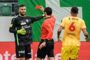 Schiedsrichter Adrien Jaccottet schickt Goalie Dejan Stojanovic unter die Dusche. (Bild: Andy Mueller/freshfocus)