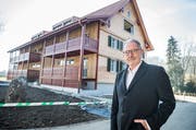 Hermann Hess vor dem sanierten Gebäude im Amriswiler Ortsteil Gizehus. (Bilder: Andrea Stalder)
