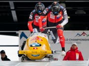 Michael Vogt und Sandro Michel stürzen sich im kanadischen Whistler in den Eiskanal (Bild: KEYSTONE/EPA/RICH LAM)