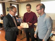 Vereinspräsident Reto Brüllmann überreichte den Neumitgliedern das begehrte Fangbüchlein. (Bild: Urs Nobel)