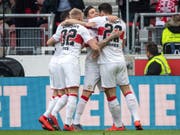 Mario Gomez (rechts) feiert seinen ersten Treffer des Jahres mit Vorbereiter Steven Zuber (2. von rechts) (Bild: KEYSTONE/AP DPA/SEBASTIAN GOLLNOW)