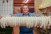 Metzger Jörg Bechinger mit seinen Olma-Bratwürsten. (Bild: Raphael Rohner)