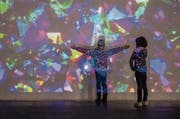 «Let’s Play»: Kinder stehen staunend vor einer Arbeit der Winterthurer Künstlerin Olga Titus. (Bild: Reto Martin)