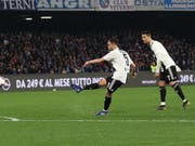 Miralem Pjanic demonstriert im Spitzenspiel seine Freistosskünste - und fliegt später mit Gelb-Rot vom Platz (Bild: KEYSTONE/EPA ANSA/CESARE ABBATE)