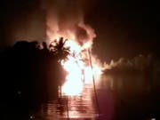 Die Explosion einer Öl-Pipeline hat ein «riesiges Inferno» verursacht und hunderte Anwohner in die Flucht getrieben. (Bild vom 1. März) (Bild: KEYSTONE/AP)