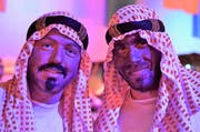 Sultan Mustafi und Abd-al-Qadir, Geldgeber aus Arabien