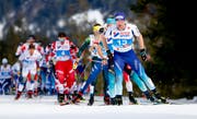 Hinter Dario Cologna (vorne) klafft bei den Schweizer Langläufern ein riesiges Leistungsloch. (Bild: Matthias Schrader/KEY)