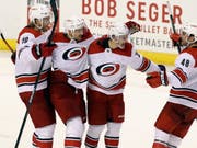 Nino Niederreiter (2. v. l.) feiert mit seinen Teamkollegen einen weiteren Sieg (Bild: KEYSTONE/FR596 AP/LUIS M. ALVAREZ)