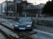 Ein Autofahrer hat am frühen Sonntagmorgen in St. Gallen für einen mehr als einstündigen Betriebsunterbruch der Appenzeller Bahnen gesorgt. (Bild: Stadtpolizei St. Gallen)