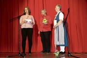 Margrith Sidler, eingerahmt von Susanne Bertschinger und Beatrice Bühler, erhält ein Dankeschön für die geleistete Arbeit. (Bild: Bilder: Christine Luley)