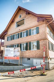 Das sanierte Bauernhaus von aussen.