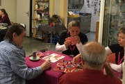 Am sehr gut besuchten «Spielcafé» wurde bei verschiedensten Spielen engagiert und vergnügt die Gemeinschaft gepflegt. (Bild: PD)