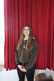 Janine Popp aus Steinach ist Schülerin am Gymnasium Untere Waid in Mörschwil. Dieses Jahr absolviert sie die Matura. (Bild: Laura Manser)