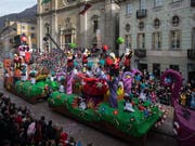 Fröhlich, bunt und gut besucht: Der Fasnachtsumzug in Bellinzoa zog mehr als 30'000 Leute in den Bann. (Bild: KEYSTONE/TI-PRESS/SAMUEL GOLAY)