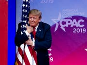 Umarmung der US-Flagge gegen Gespenst des Sozialisimus: US-Präsident Donald Trump an der Jahresversammlung konservativer Aktivisten und Parlamentarier. (Bild: KEYSTONE/FR159526 AP/JOSE LUIS MAGANA)