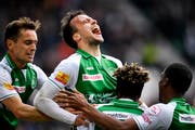 Freudenschrei nach dem 1:0: Jérémy Guillemenot lässt sich nach seinem Führungstreffer von seinen Teamkollegen feiern. (Bild: Keystone/Gian Ehrenzeller)