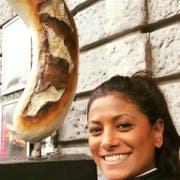 Wurst-Ikone Mairam French posiert in St.Gallen mit der Wurst. (Bild: Facebook)