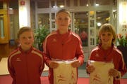 Drei geehrte Jungsportler mit ihren frisch gewonnenen Badetüchern. (Bild: Tizian Fürer)