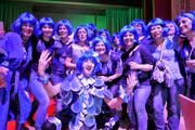 Die blau schimmernde Polonaise macht sich bereit für eine neue Runde in der Rietzelghalle. (Bilder: Max Eichenberger)