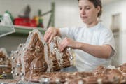 Bereits seit einem Monat werden in der Confiserie Hirschy Osterhasen hergestellt. Bilder: Hanspeter Schiess
