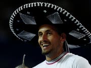 Kyrgios findet mit Siegertrophäe und riesigem Sombrero zum Strahlen zurück (Bild: KEYSTONE/AP/REBECCA BLACKWELL)