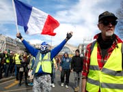 Es werden zwar immer weniger, die in Paris (Bild) und anderen französischen Städten protestieren, aber die Forderungen an Präsident Emmanuel Macron bleiben. (Bild: KEYSTONE/AP/THIBAULT CAMUS)