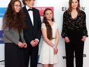 Die 16 Jahre alte schwedische Umweltaktivistin Greta Thunberg (Mitte, im weissen Kleid) umringt von Mitgliedern der Bewegung «Fridays For Future» an der Gala für die Verleihung der Goldenen Kamera in Berlin. (Bild: KEYSTONE/EPA/FELIPE TRUEBA)