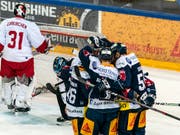 Die Spieler des EV Zug bejubeln gegen Lausanne ihr Schützenfest (Bild: KEYSTONE/ALEXANDRA WEY)
