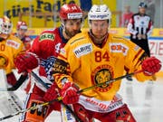 Eero Elo (rechts), hier gegen Roman Schlagenhauf von den Rapperswil-Jona Lakers (Bild: KEYSTONE/GIAN EHRENZELLER)