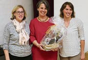 Die beiden Mitglieder der Betriebskommission, Vizepräsidentin Susanne Gschwend (links) und Conny von Känel (rechts), dankten der Präsidentin Sabina Saggioro (Mitte) für ihr zwanzigjähriges Engagement. (Bild: Max Pflüger)
