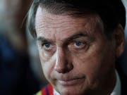 Der rechtsnationalistische Präsident Brasiliens Jair Bolsonaro, selbst einst Fallschirmjäger und Hauptmann, darf seiner Liebe zum Militär nun auch gerichtlich autorisiert freien Lauf lassen und den Militärputsch von 1964 feiern. (Bild: KEYSTONE/AP/ERALDO PERES)