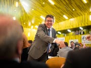 Wunden lecken nach der Schlappe in Zürich - und dann wieder lächeln: SVP-Präsident Albert Rösti an der Delegiertenversammlung im Thurgau. (Bild: KEYSTONE/GIAN EHRENZELLER)