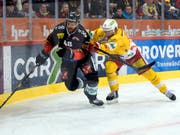 Nicht nur in dieser Szene war Biel (im Bild Beat Forster) im dritten Halbfinal-Spiel gegen Bern (Matthias Bieber) einen Schritt zu langsam (Bild: KEYSTONE/ANTHONY ANEX)
