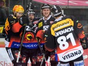 Berns Andrew Ebbett (Zweiter von links) jubelt nach seinem Tor zum 2:0 mit seinen Teamkollegen des SC Bern. Am Ende feierte Bern den ersten Sieg in der Serie gegen Biel (Bild: KEYSTONE/ANTHONY ANEX)
