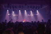 Marco Kunz spielt im ausverkauften Saal des Hotels Schweizerhof. Hier trägt er noch Rot. Bild: Roger Grütter (Luzern, 30. März 2019)