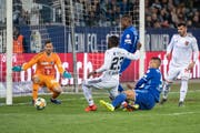 David Zibung, Torhüter, Note 5Dank seines Protestes annulliert Ref Hänni das 0:1 von Ajeti (36.). Gegen Stocker (37.), Van Wolfswinkel (89.) und Okafor (93.) verhindert er eine höhere Niederlage. (Bild: KEYSTONE/Urs Flüeler, 30. März 2019)