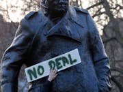 Brexit-Befürworter versammeln sich vor einem Churchill-Denkmal in London. (Bild: KEYSTONE/AP/FRANK AUGSTEIN)